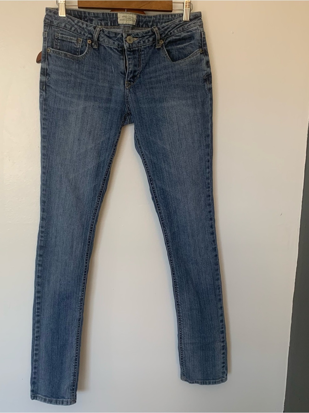 Vintage Aeropostale Women's Skinny Jeans in Medium Blue Wash